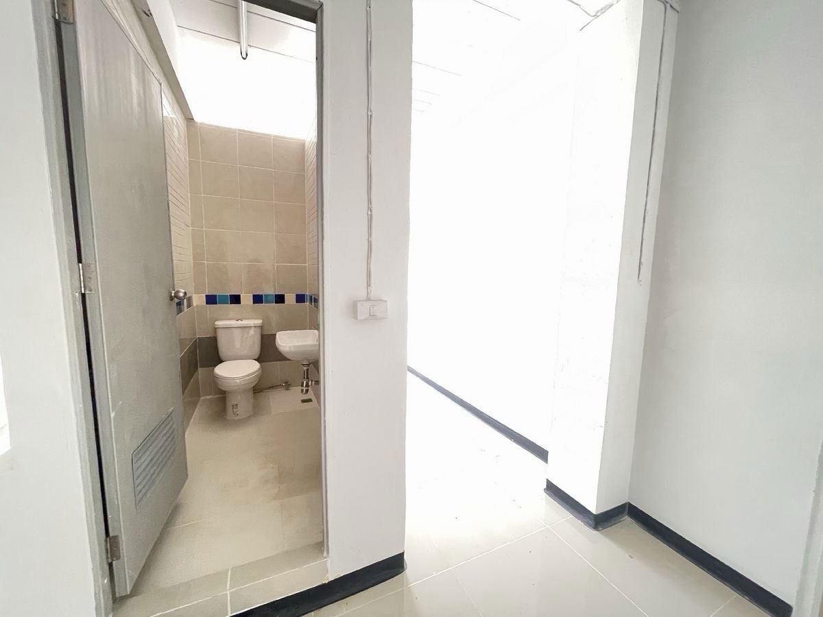 รูป ขายอาคารพาณิชย์ 4 ชั้น 5 คูหา ที่ดิน 100 ตร.วา ใกล้สุขุมวิท เดินทางง่าย ครบทุกฟังก์ชันธุรกิจ - รูปที่ 14/17