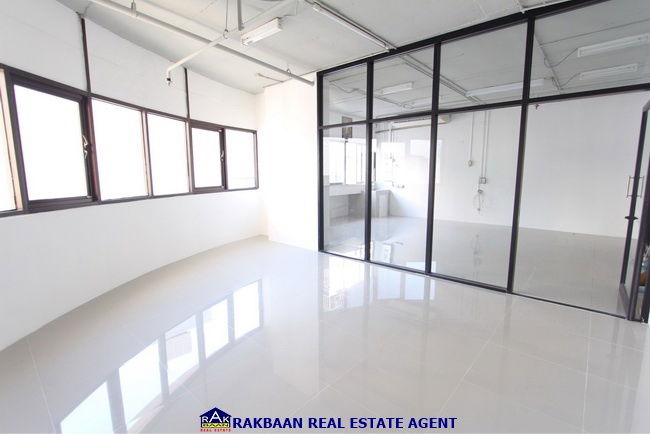 รูป ให้เช่าสำนกงาน Modern Town สุขุมวิม 63 ห้องมุม ทำเลดี ใจกลางเมือง ติดถนน - รูปที่ 4/9