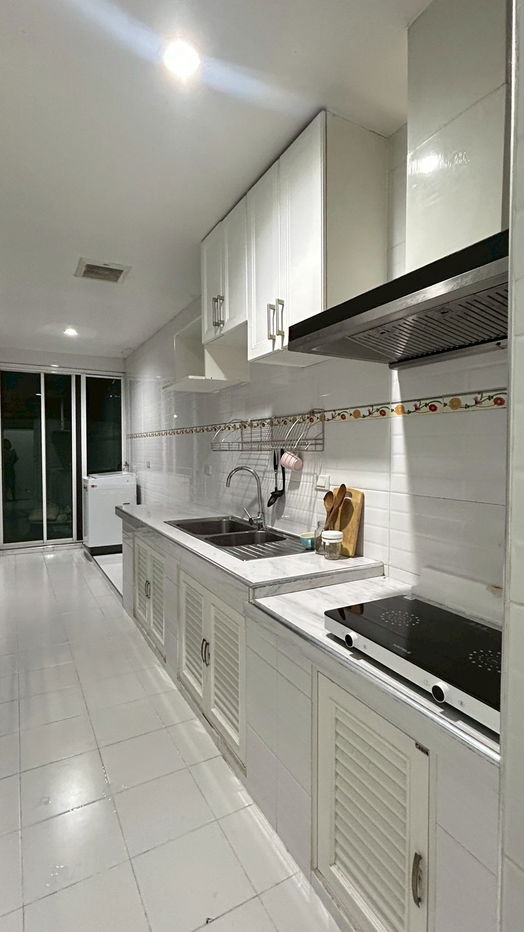 รูป 🔥 ให้เช่าบ้านแฝด 3 ชั้น หลังใหญ่ หลังมุมติดสวน — ทำเลทองใกล้รถไฟฟ้าสายสีเหลือง 🔥 - รูปที่ 11/15