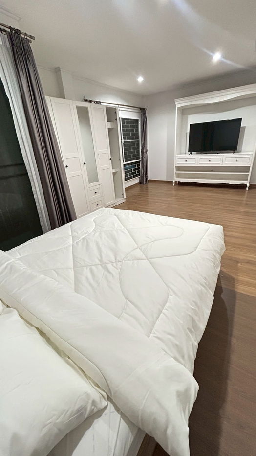 รูป 🔥 ให้เช่าบ้านแฝด 3 ชั้น หลังใหญ่ หลังมุมติดสวน — ทำเลทองใกล้รถไฟฟ้าสายสีเหลือง 🔥 - รูปที่ 6/15