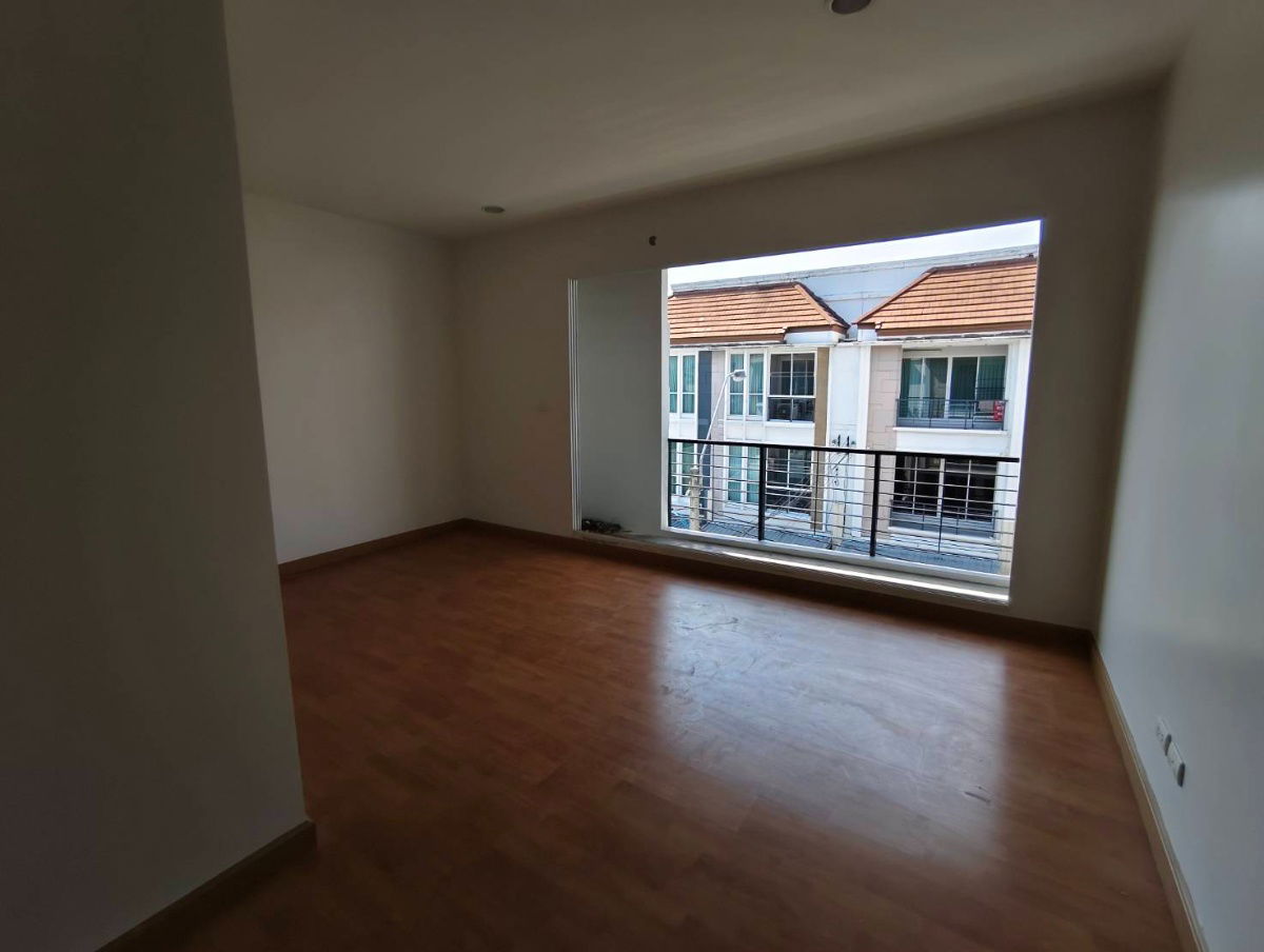 รูป ทาวน์โฮม บ้านกลางเมือง S-SENSE ศรีนครินทร์ ใกล้ซีคอน และ BTS สายสีเหลือง ถูกสุดในโครงการ (รีโนเวทใหม่) - รูปที่ 2/14