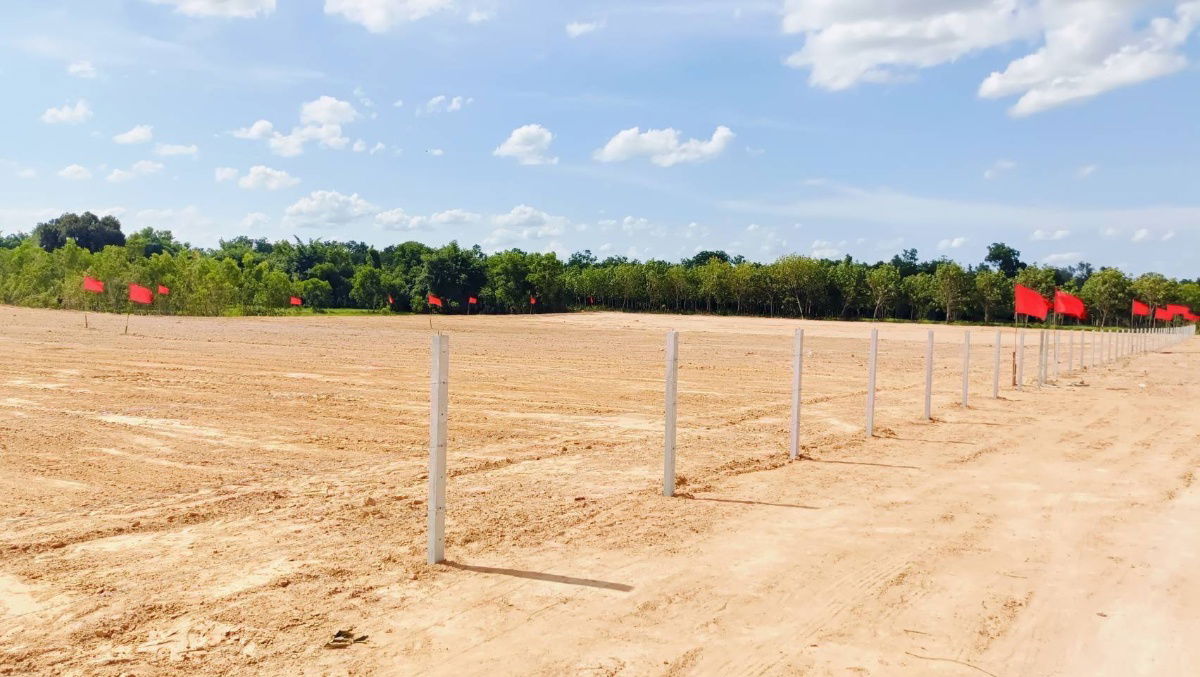 รูป ที่ดินถมแล้วถนนคอนกรีตห่าง4เลนเส้นคูเมืองพุทไธสง350มไร่ละ690000มี5แปลงฟรีค่าโอนหนองขมารอ.คูเมืองบุรีรัมย์ติดชุมชนรพ.4.5กมสภอ.4.5กม - รูปที่ 18/19