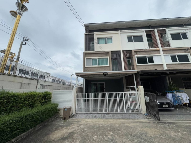 Townhouses for rent : 💥CP-9576💥 Premium townhome for rent in Patio Village, Bangna-Wongwaen. Fully furnished and equipped. Ready to move in. 👉 Add Line @expertcondo