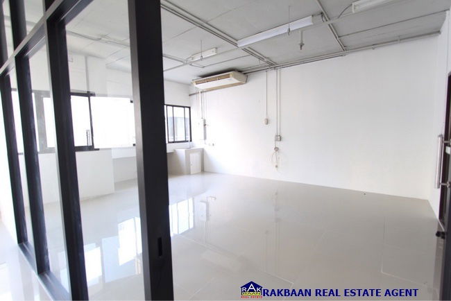 รูป ให้เช่าสำนกงาน Modern Town สุขุมวิม 63 ห้องมุม ทำเลดี ใจกลางเมือง ติดถนน - รูปที่ 8/9