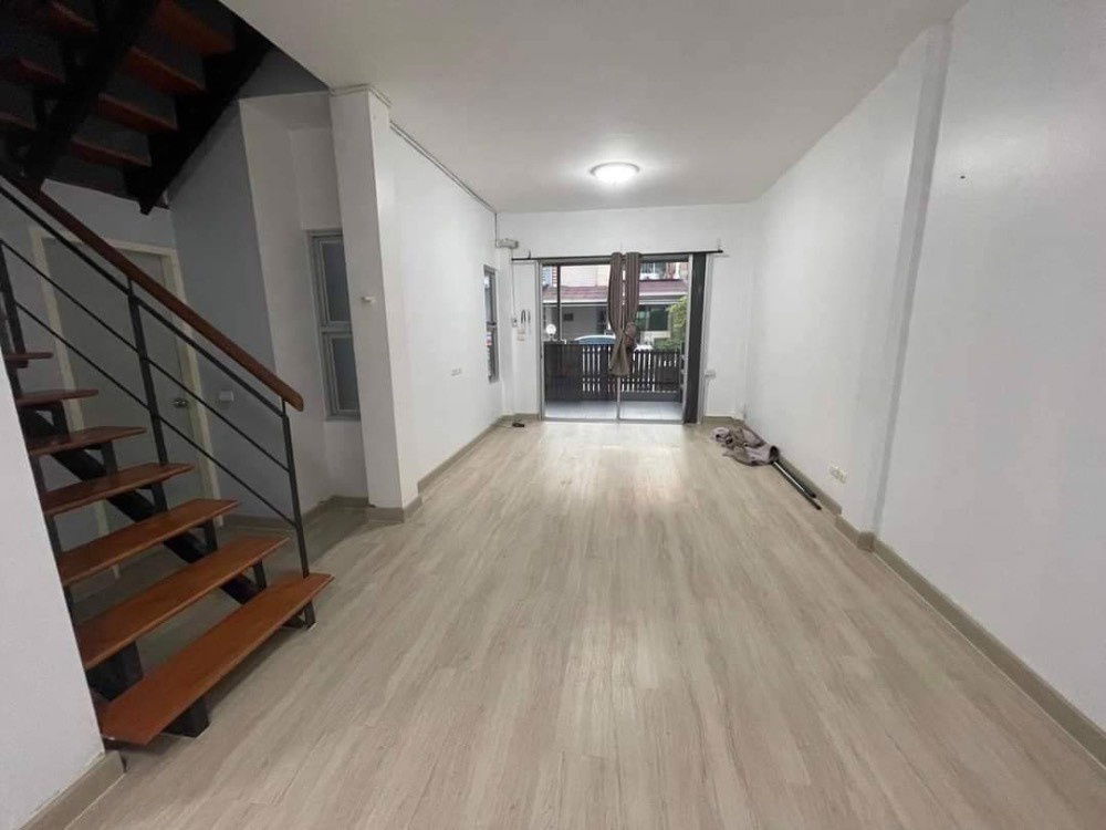 รูป #ให้ทาวเฮาส์2ชั้น หมู่บ้านวิสต้า อเวนิว วัชรพล 🏡🏠  ห่างจากถนนรามอินทรา 1 กิโลเมตร มี 3 ห้องนอน 2 ห้องน้ำ เดินทางสะดวกสบาย  - รูปที่ 3/8