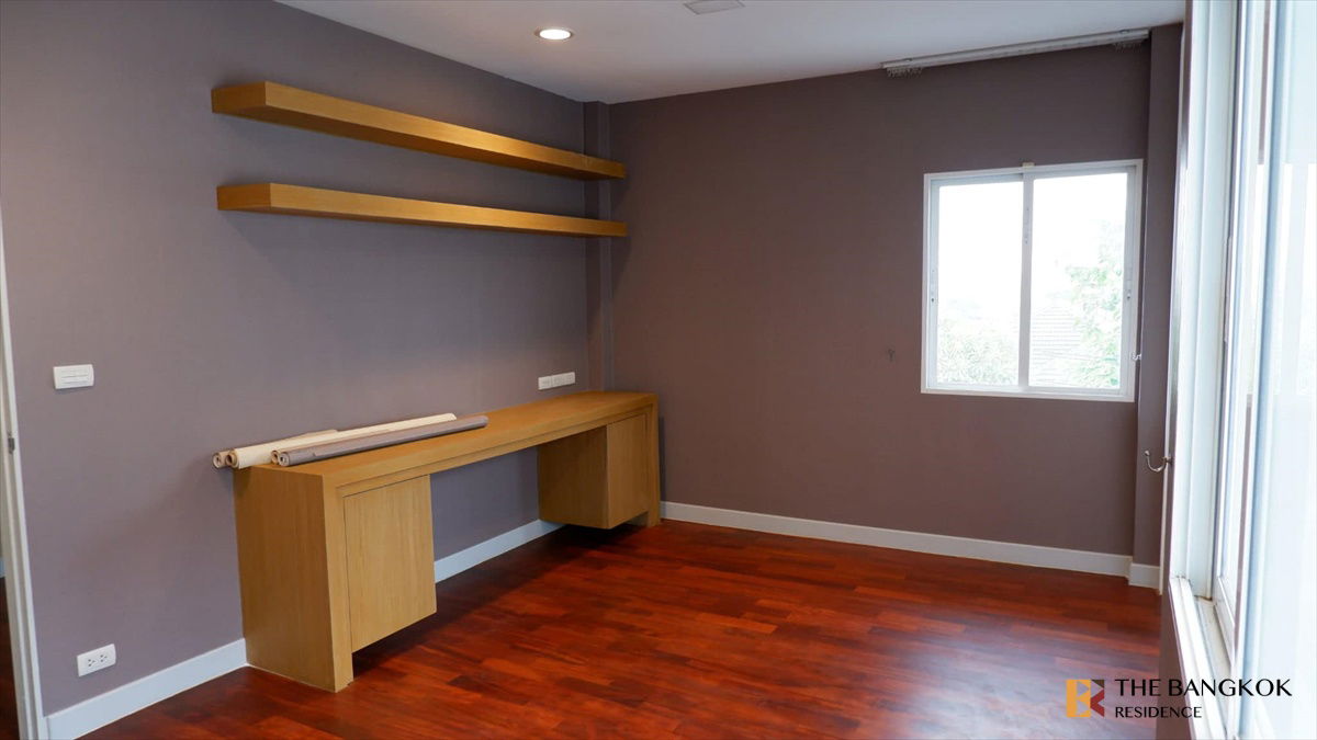 picture Grand Bangkok Boulevard Rama 9-Krungthep Kritha near the Yellow Line - Sri Kritha - 7/11