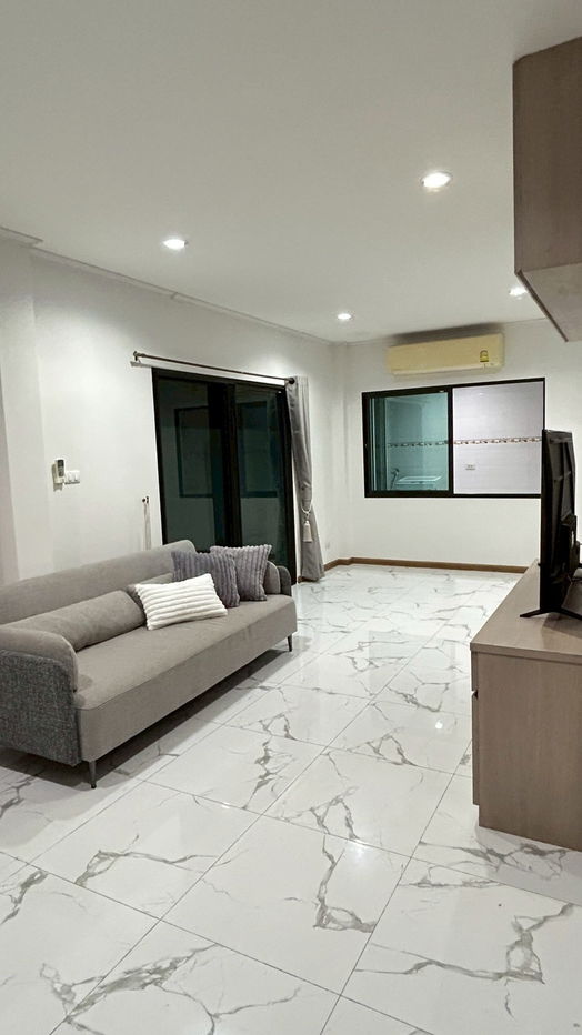 รูป 🔥 ให้เช่าบ้านแฝด 3 ชั้น หลังใหญ่ หลังมุมติดสวน — ทำเลทองใกล้รถไฟฟ้าสายสีเหลือง 🔥 - รูปที่ 1/15