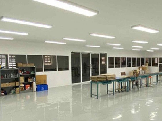 รูป  ให้เช่าโรงงานพร้อมสำนักงาน พื้นที่สีม่วง / บนที่ดิน 4 ไร่ อยู่ในนิคมอุตสาหกรรมนำไกร ลาดกระบัง /ใช้สอยรวม 4050 ตารางเมตร /  รถเทรลเลอร์ เข้าออกได้ - รูปที่ 6/13