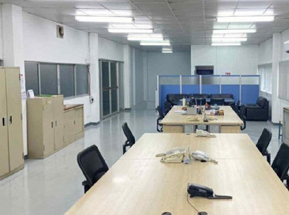 รูป  ให้เช่าโรงงานพร้อมสำนักงาน พื้นที่สีม่วง / บนที่ดิน 4 ไร่ อยู่ในนิคมอุตสาหกรรมนำไกร ลาดกระบัง /ใช้สอยรวม 4050 ตารางเมตร /  รถเทรลเลอร์ เข้าออกได้ - รูปที่ 7/13