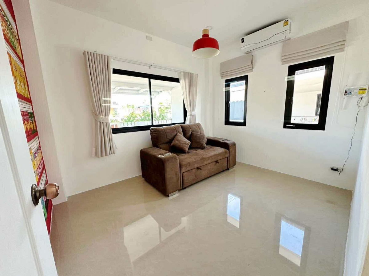 picture Single storey house for rent with 3 bedrooms,2 toilets and 1 kitchen.  - 5/13