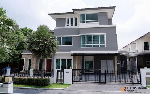 Grand Bangkok Boulevard Rama 9-Krungthep Kritha near the Yellow Line - Sri Kritha