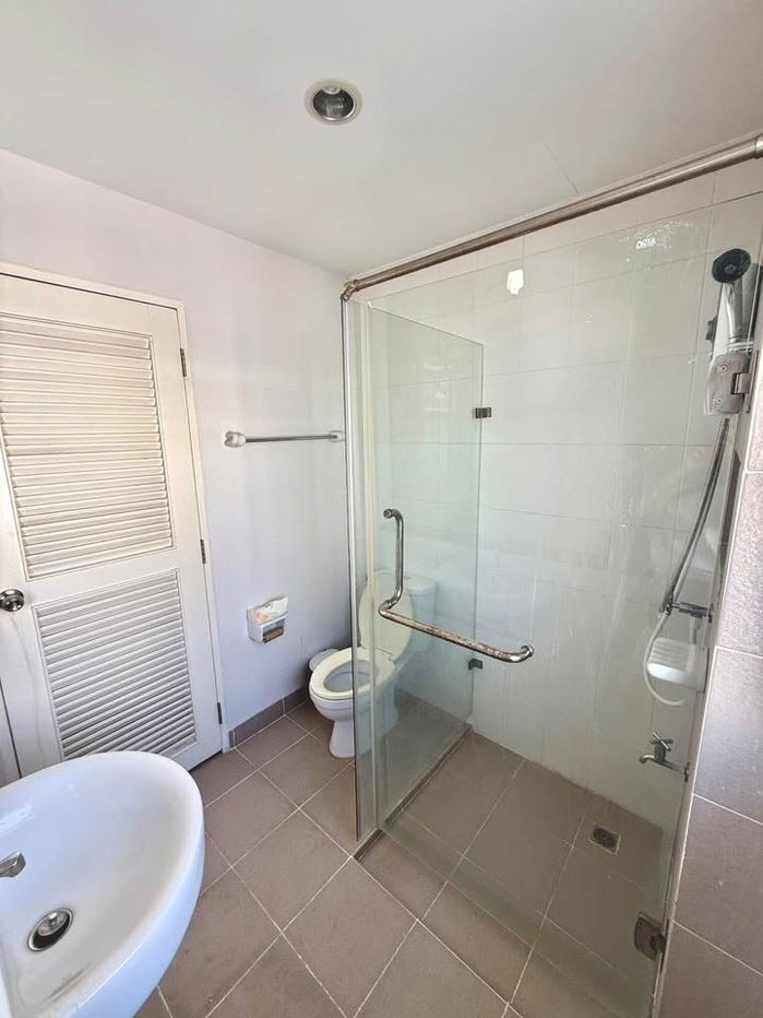 รูป ให้เช่าทาวน์โฮมสองชั้น  2 ห้องนอน 3 ห้องน้ำ 1 ห้องรับแขก 1 ห้องครัว    1  ที่จอดรถ - รูปที่ 8/9