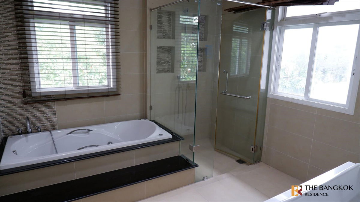 picture Grand Bangkok Boulevard Rama 9-Krungthep Kritha near the Yellow Line - Sri Kritha - 10/11