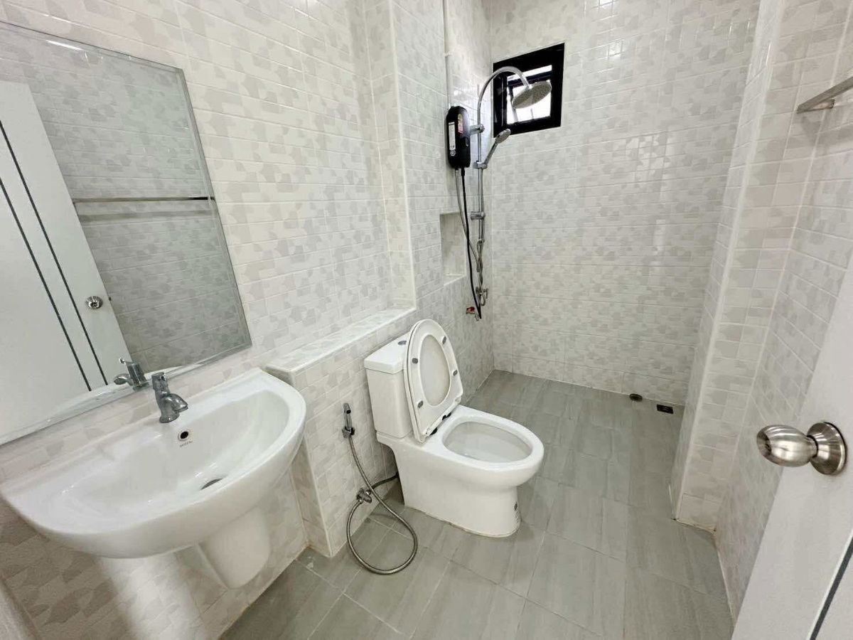 picture Single storey house for rent with 3 bedrooms,2 toilets and 1 kitchen.  - 10/13