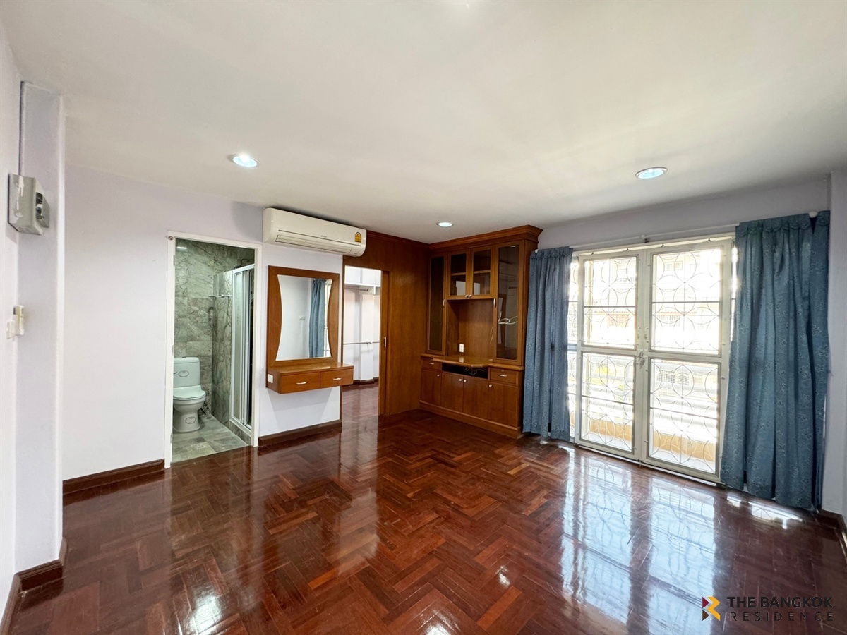 picture  Varathorn Ville Pattanakarn 44   🏡  4-Storey Large Townhome ⭐ - 3/20