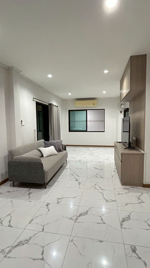 รูป 🔥 ให้เช่าบ้านแฝด 3 ชั้น หลังใหญ่ หลังมุมติดสวน — ทำเลทองใกล้รถไฟฟ้าสายสีเหลือง 🔥 - รูปที่ 15/15