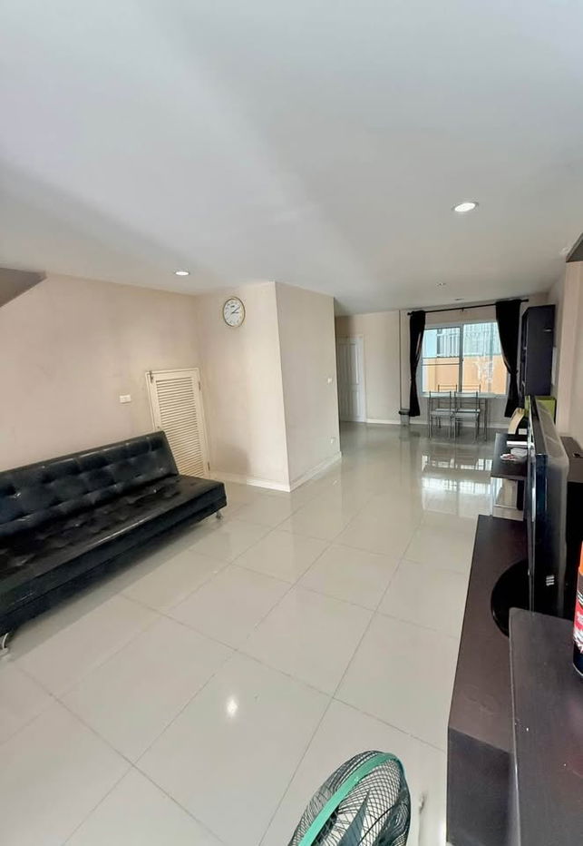 รูป ให้เช่าทาวน์โฮมสองชั้น  2 ห้องนอน 3 ห้องน้ำ 1 ห้องรับแขก 1 ห้องครัว    1  ที่จอดรถ - รูปที่ 2/9