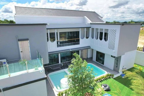 Luxury pool villa for rent in Huai Yai area, Pattaya, great location, close to many tourist attractions.