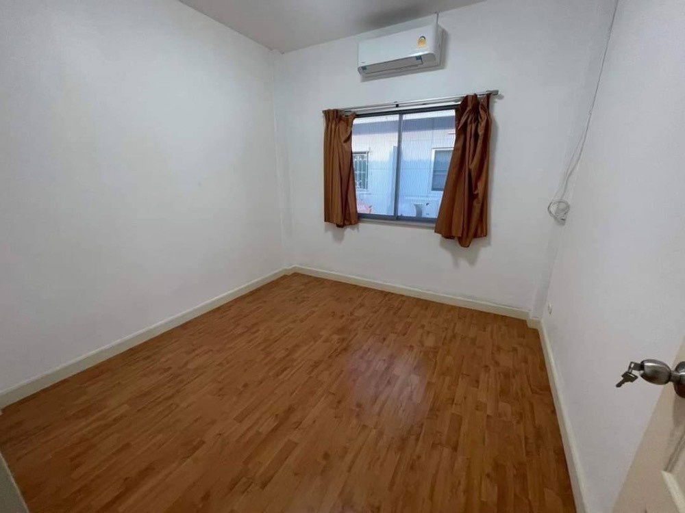 รูป #ให้ทาวเฮาส์2ชั้น หมู่บ้านวิสต้า อเวนิว วัชรพล 🏡🏠  ห่างจากถนนรามอินทรา 1 กิโลเมตร มี 3 ห้องนอน 2 ห้องน้ำ เดินทางสะดวกสบาย  - รูปที่ 4/8