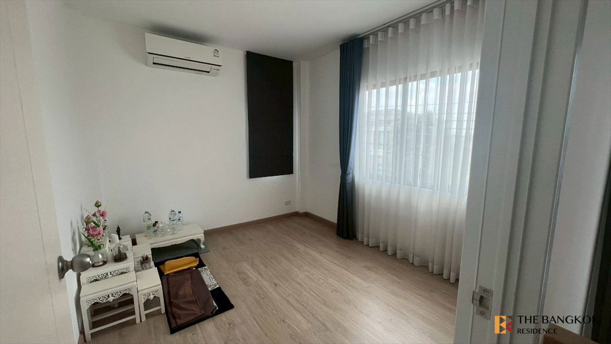 picture casa ville wongwaen-ramintra  condo in cbd, below market price - 6/10