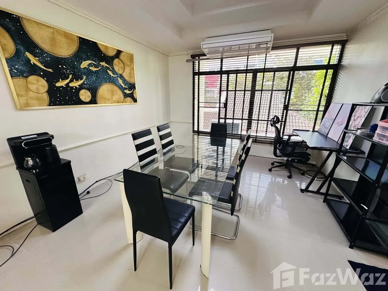 picture 4 Bedroom Townhouse for rent in Khlong Toei, Bangkok  5911447 - 7/11