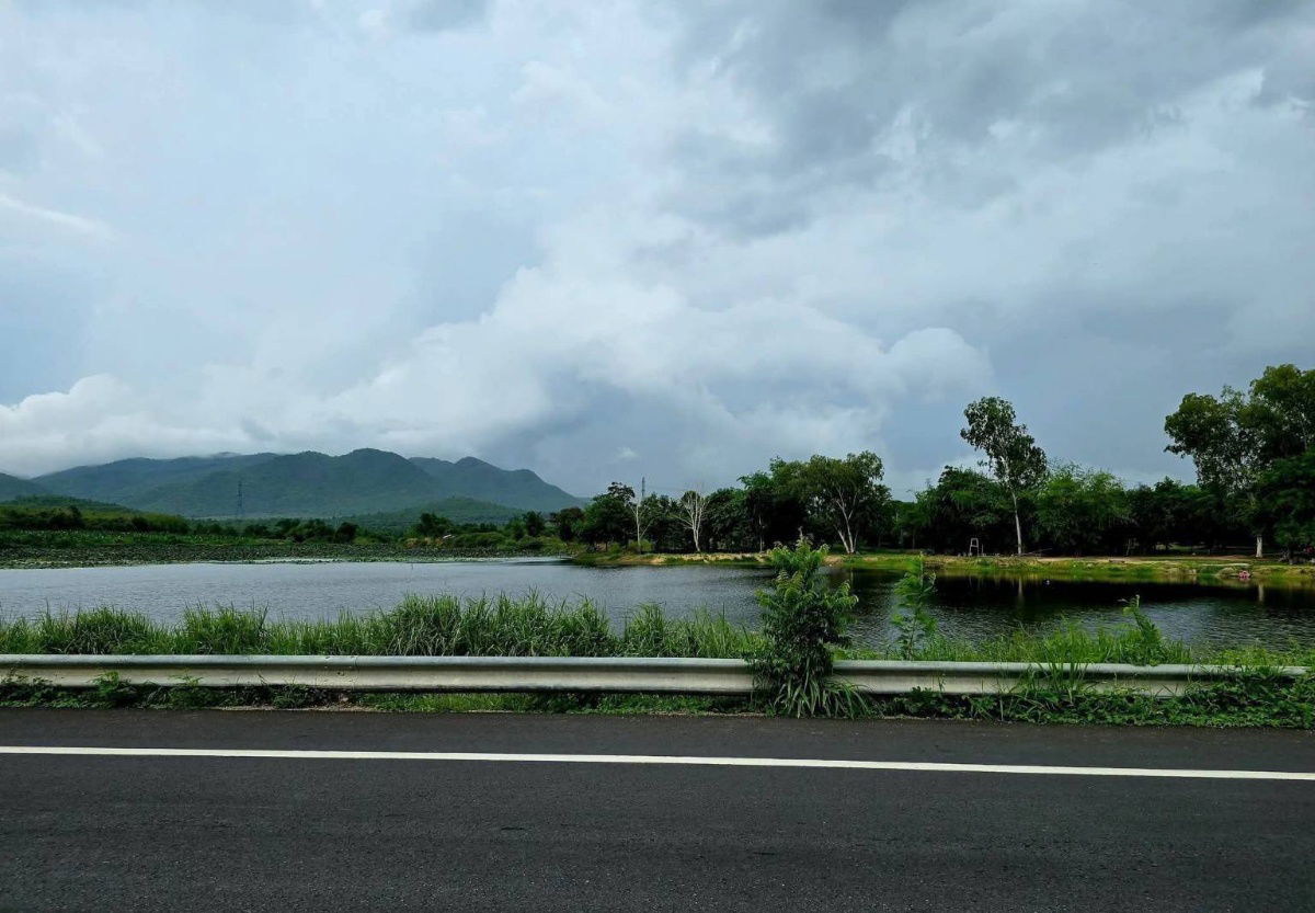 รูป บรรยากาศสุดชิว ริมน้ำห้วยตะเคียนวิวเขาลูกโต จ.เพชรบุรี100ตรวเพียง599000ผ่อน2ปีฟรีดอกจอง10000ทำสัญญา50000แถมฟรีถมแล้ว - รูปที่ 4/23