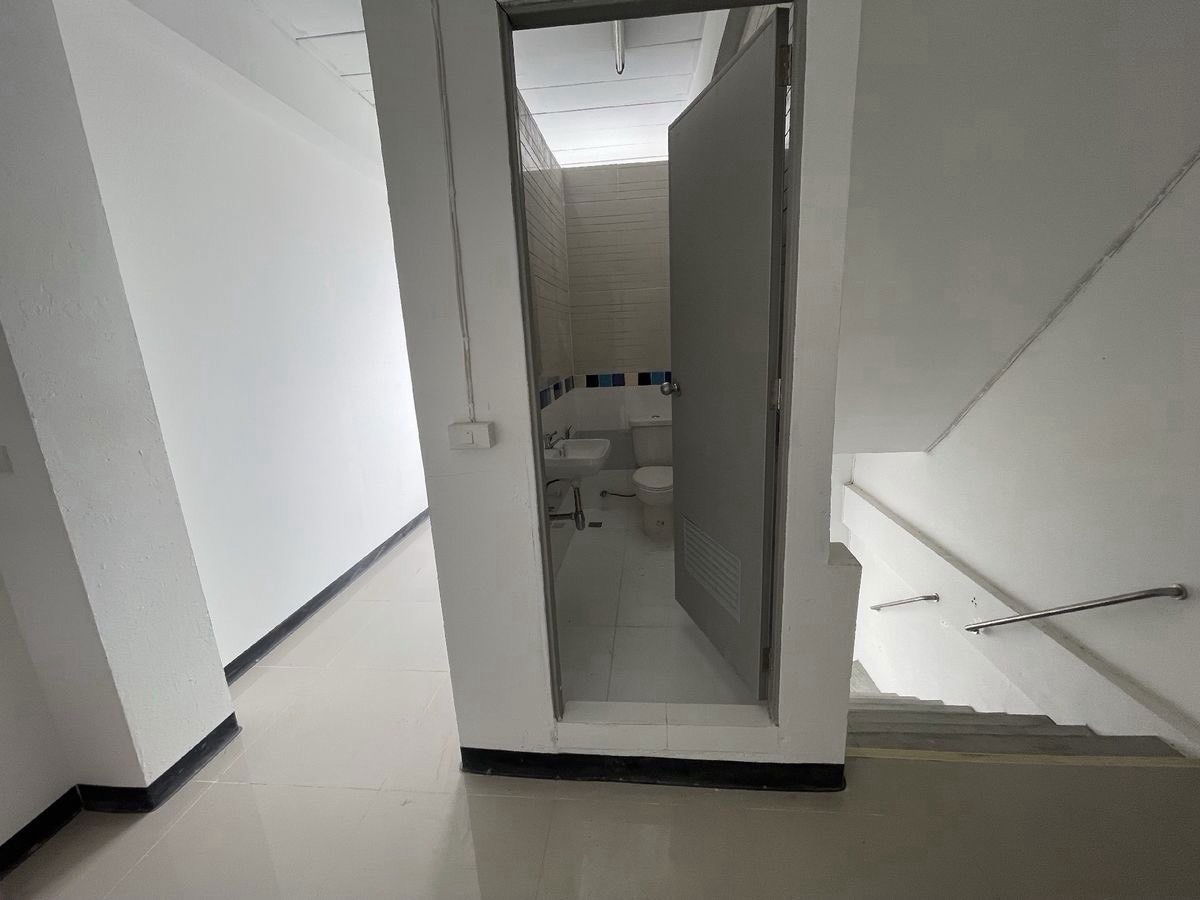 รูป ขายอาคารพาณิชย์ 4 ชั้น 5 คูหา ที่ดิน 100 ตร.วา ใกล้สุขุมวิท เดินทางง่าย ครบทุกฟังก์ชันธุรกิจ - รูปที่ 16/17