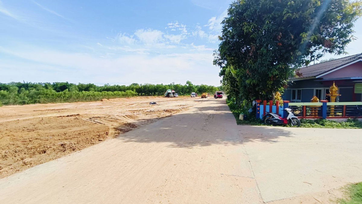 รูป ที่ดินถมแล้วถนนคอนกรีตห่าง4เลนเส้นคูเมืองพุทไธสง350มไร่ละ690000มี5แปลงฟรีค่าโอนหนองขมารอ.คูเมืองบุรีรัมย์ติดชุมชนรพ.4.5กมสภอ.4.5กม - รูปที่ 15/19