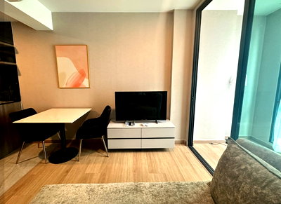 Condos for rent : LLOYD. 1bed 31sqm. Line id: @pfagent