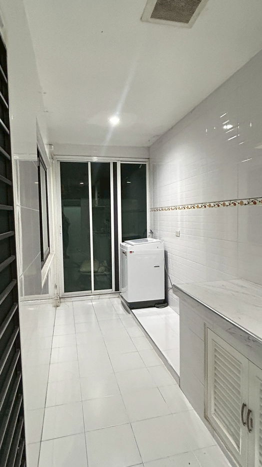 รูป 🔥 ให้เช่าบ้านแฝด 3 ชั้น หลังใหญ่ หลังมุมติดสวน — ทำเลทองใกล้รถไฟฟ้าสายสีเหลือง 🔥 - รูปที่ 13/15