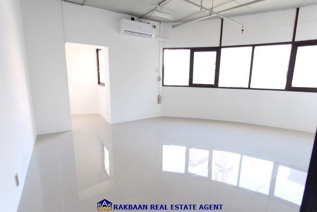 รูป ให้เช่าสำนกงาน Modern Town สุขุมวิม 63 ห้องมุม ทำเลดี ใจกลางเมือง ติดถนน - รูปที่ 3/9