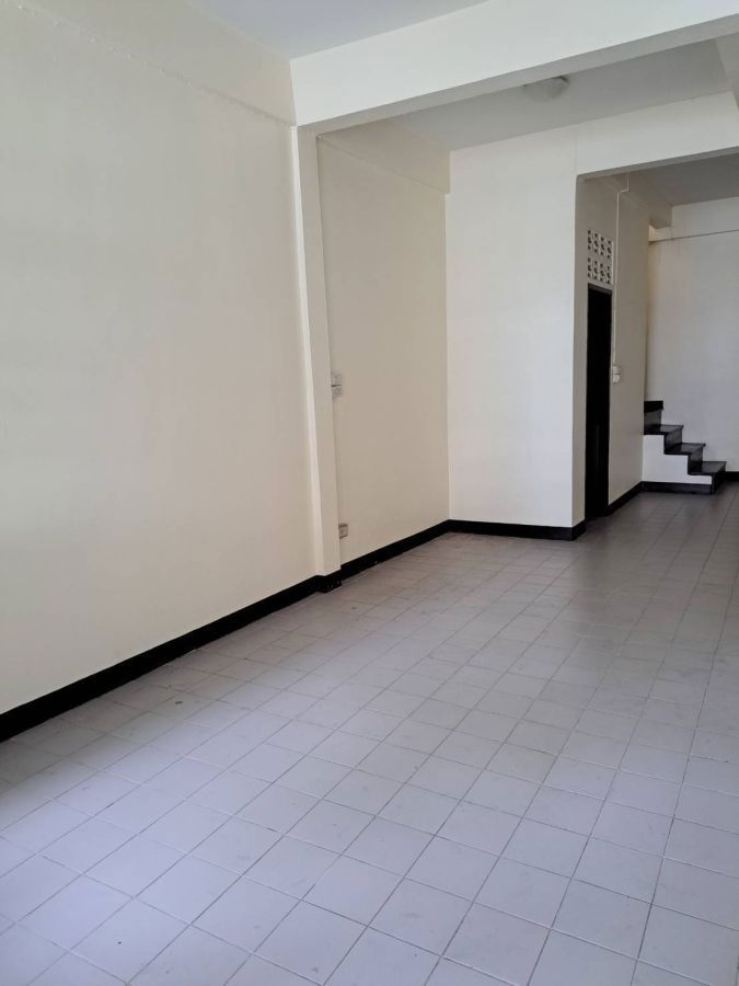 รูป 🔥 ขายทาวน์เฮ้าส์ หมู่บ้าน ช.รุ่งเรือง 5 ขนาด 20 ตร.วา  ทำเลดี ใกล้รถไฟฟ้าสายสีม่วง เดินทางง่ายทั้งเข้าเมืองและออกเมือง Listing : 92461  - รูปที่ 3/4