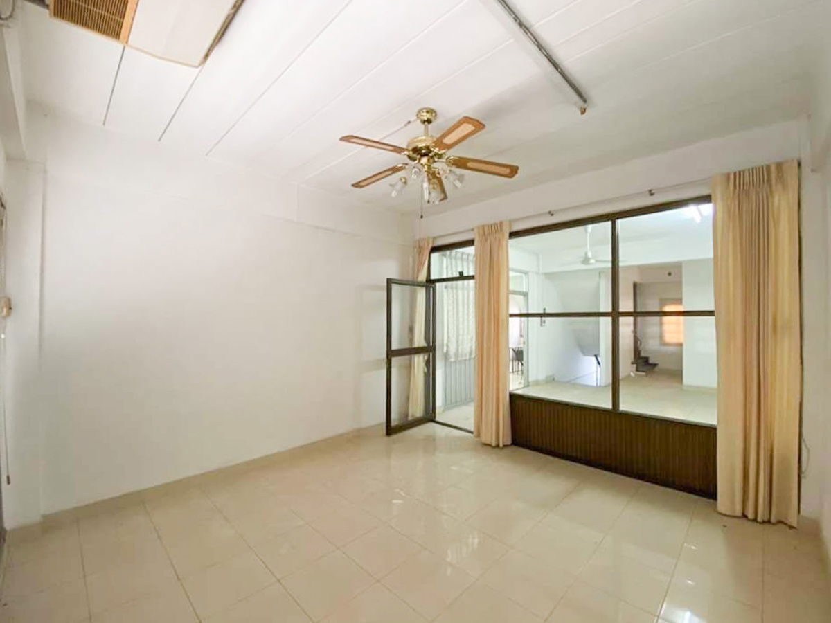 รูป 📍ปล่อยต่อ กำไรตั้งแต่ซื้อ อาคารพาณิชย์ 4.5 ชั้น 2 คูหา หมู่บ้าน สินธร แฮปปี้แลนด์ เพียง 6.1 ล้าน - รูปที่ 2/25