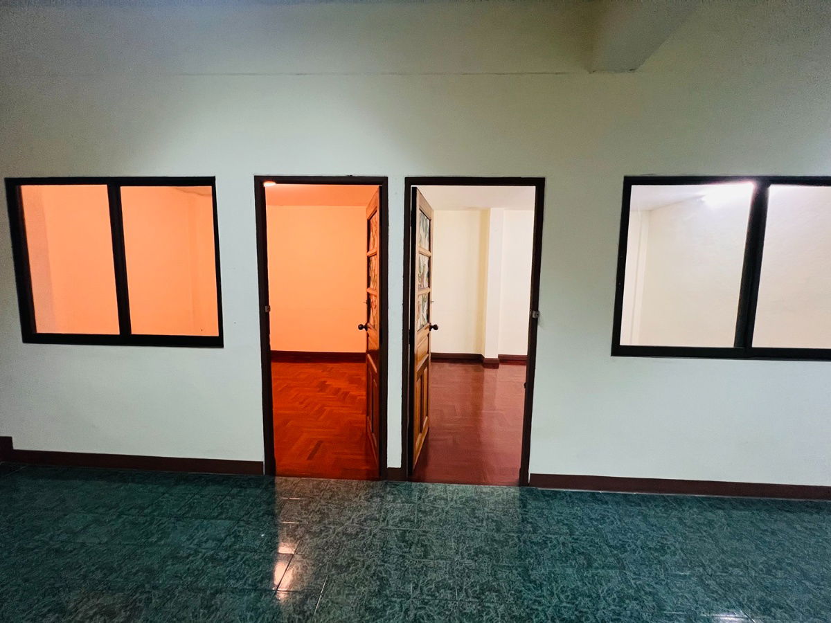 รูป ขายอาคารพาณิชย์ 4 ชั้นครึ่ง ติดถนนตลาดรังสิต ราคาพิเศษ ด่วน!! 35 ตรว  600 ตรม  3 นอน 4 นอน รีโนเวทแล้ว - รูปที่ 10/12