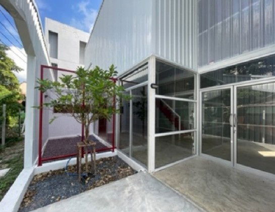 รูป ให้เช่า สำนักงาน , Studio ,โกดัง สภาพใหม่  ซอยลาดปลาเค้า 72 / ชั้นล่างกั้นกระจกแล้ว เหมาะเป็นสำนักงาน , Studio ที่ต้องการมีพื้นที่เก็บสินค้า - รูปที่ 1/9