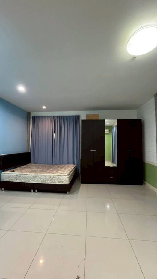 รูป 🔑 ให้เช่าและปล่อยขายบ้านเดี่ยว 2 ชั้น ใจกลางรัชดาภิเษก ซอย 7 📍 ทำเลดีเยี่ยม ใกล้รถไฟฟ้า MRT และศูนย์กลางธุรกิจ - รูปที่ 2/11