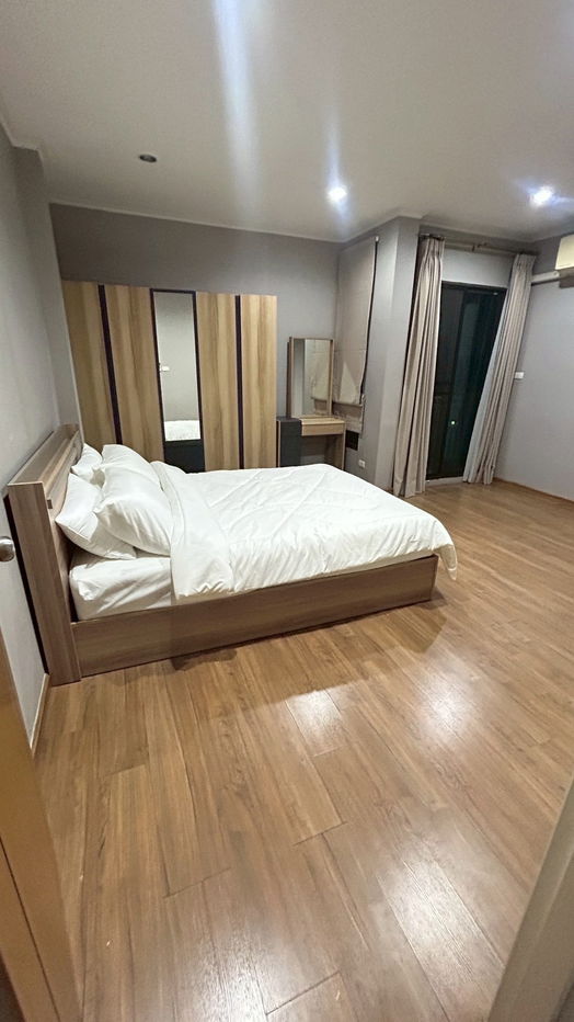 รูป 🔥 ให้เช่าบ้านแฝด 3 ชั้น หลังใหญ่ หลังมุมติดสวน — ทำเลทองใกล้รถไฟฟ้าสายสีเหลือง 🔥 - รูปที่ 4/15