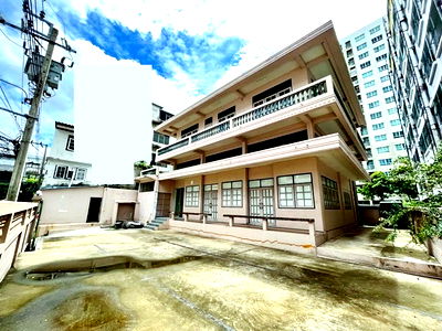 เช่าอาคารพาณิชย์ วิทยาลัยดุสิตธานี : ใกล้ที่สุด BTSอ่อนนุช ในโลก 700ม. อ่อนนุช2-9 ให้เช่าบ้านเดี่ยว 3 ชั้นพร้อมดาดฟ้า 90 ตร.วา. 400 ตร.ม. 4 นอน 4 น้ำ ริมถนนใหญ่ร้านอาหาร