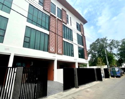 เช่าโฮมออฟฟิศ ถนนลาดพร้าว : ให้เช่าทาวน์โฮม / Home Office 3.5 ชั้น ลาดพร้าว 71 ซอยนาคนิวาส 37 / แอร์ทั้งอาคาร / จอดรถ 2-3 คัน / เป็นสำนักงานได้ จดบริษัทได้