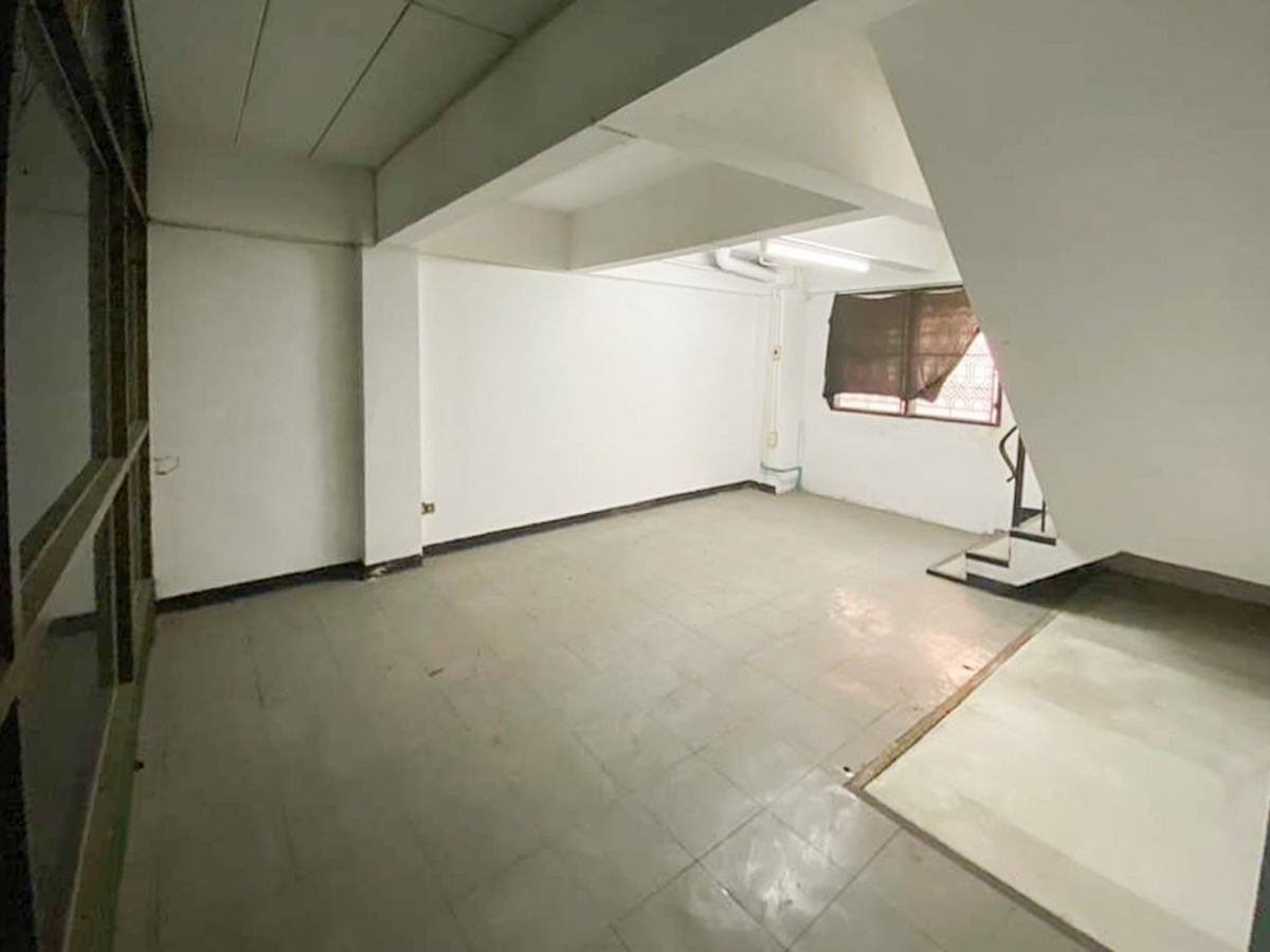 รูป 📍ปล่อยต่อ กำไรตั้งแต่ซื้อ อาคารพาณิชย์ 4.5 ชั้น 2 คูหา หมู่บ้าน สินธร แฮปปี้แลนด์ เพียง 6.1 ล้าน - รูปที่ 8/25