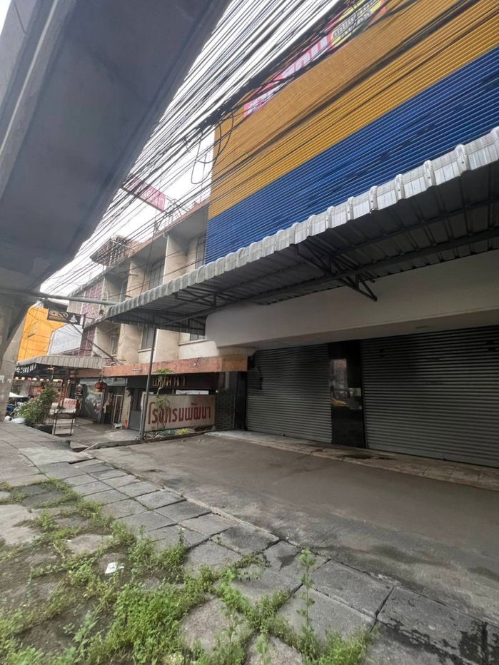 รูป ขายอาคารพาณิชย์ 4 ชั้นครึ่ง ติดถนนตลาดรังสิต ราคาพิเศษ ด่วน!! 35 ตรว  600 ตรม  3 นอน 4 นอน รีโนเวทแล้ว - รูปที่ 2/12