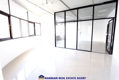 เช่าสำนักงาน เขตวัฒนา : ให้เช่าสำนกงาน Modern Town สุขุมวิม 63 ห้องมุม ทำเลดี ใจกลางเมือง ติดถนน