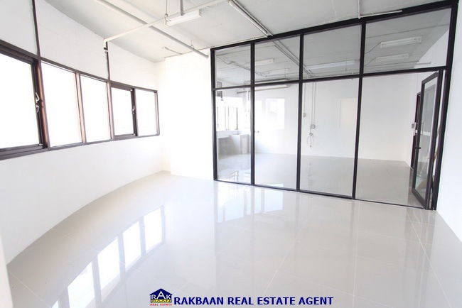 รูป ให้เช่าสำนกงาน Modern Town สุขุมวิม 63 ห้องมุม ทำเลดี ใจกลางเมือง ติดถนน - รูปที่ 1/9