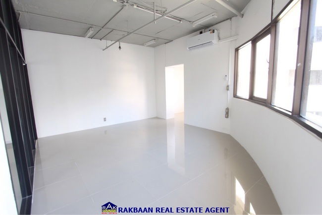 รูป ให้เช่าสำนกงาน Modern Town สุขุมวิม 63 ห้องมุม ทำเลดี ใจกลางเมือง ติดถนน - รูปที่ 6/9