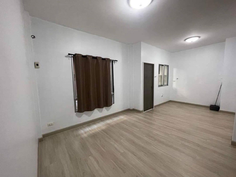 รูป #ให้ทาวเฮาส์2ชั้น หมู่บ้านวิสต้า อเวนิว วัชรพล 🏡🏠  ห่างจากถนนรามอินทรา 1 กิโลเมตร มี 3 ห้องนอน 2 ห้องน้ำ เดินทางสะดวกสบาย  - รูปที่ 6/8