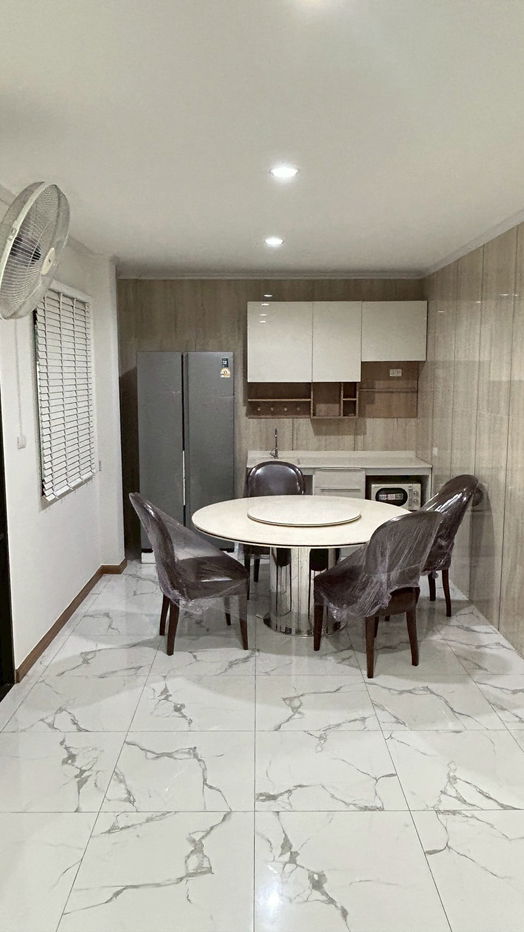 รูป 🔥 ให้เช่าบ้านแฝด 3 ชั้น หลังใหญ่ หลังมุมติดสวน — ทำเลทองใกล้รถไฟฟ้าสายสีเหลือง 🔥 - รูปที่ 3/15