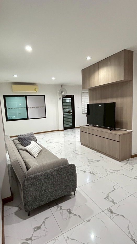 รูป 🔥 ให้เช่าบ้านแฝด 3 ชั้น หลังใหญ่ หลังมุมติดสวน — ทำเลทองใกล้รถไฟฟ้าสายสีเหลือง 🔥 - รูปที่ 2/15