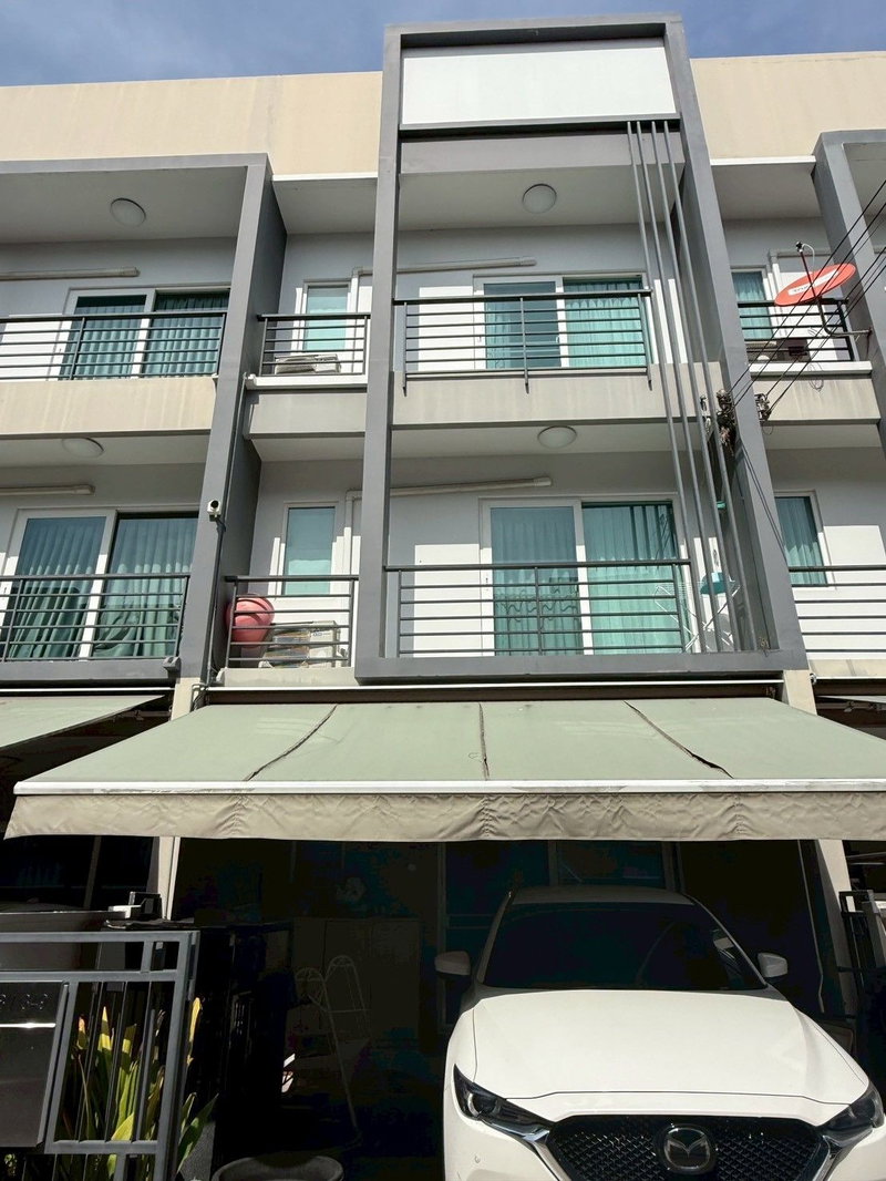 Townhouses for sale : 💥CP-9587💥 Urgent Sale! 3-Story Townhome, Baan Klang Muang Suan Luang / 3 Bedrooms. Best price in the project! 👉Add Line @rangrak