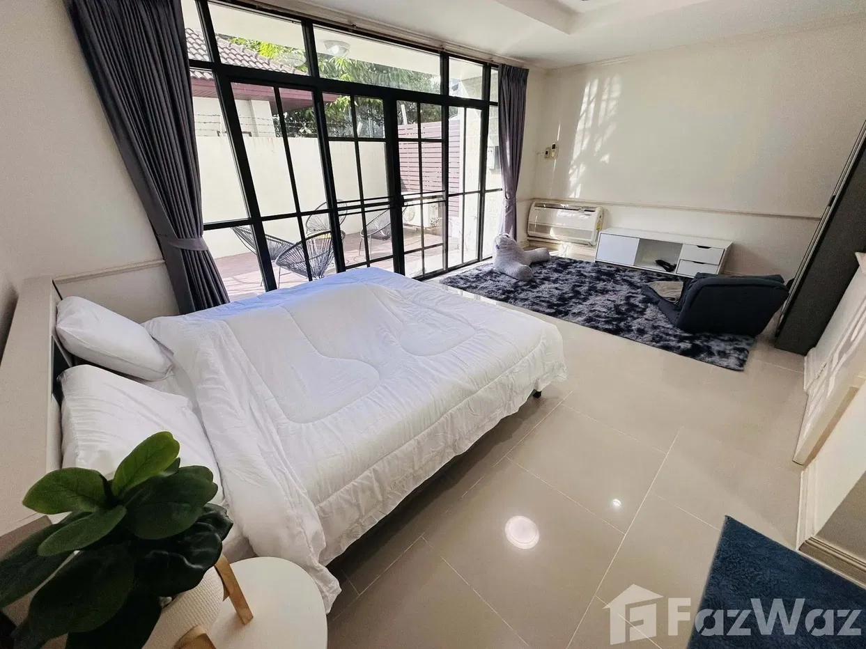 picture 4 Bedroom Townhouse for rent in Khlong Toei, Bangkok  5911447 - 2/11