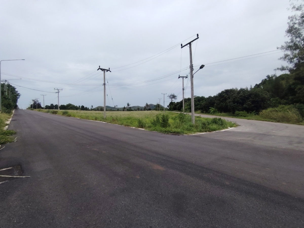 รูป ด่วน! ขายที่ดิน 5-1-44 ไร่ แปลงมุมขนาดใหญ่ ใกล้หาดปากน้ำปราณและเขากะโหลก - รูปที่ 2/9